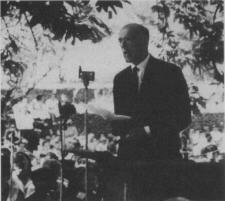 Andr&eacute; Chamson pronon&ccedil;ant une allocution au mus&eacute;e du D&eacute;sert [13]